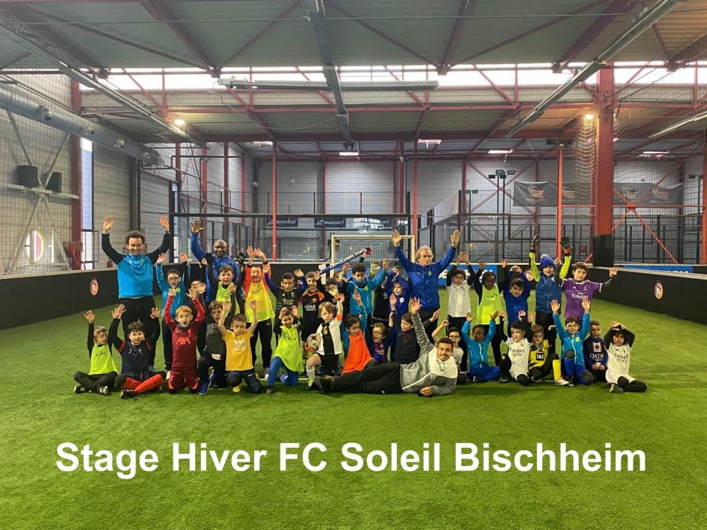 Ensemble des stagiaires devant le but