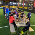 Stagiaires déjeunant sur le terrain du foot salle